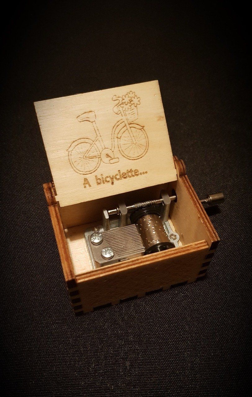 Boîte à musique en bois, Music box Yves Montand - A bicyclette