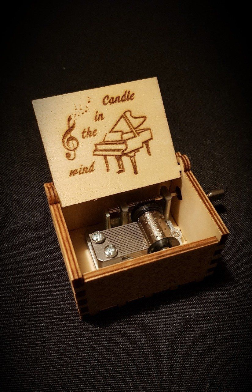 Boîte à musique en bois, Music box Elton John - Candle in the wind
