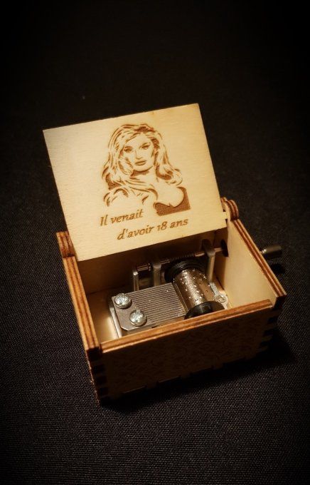 Boîte à musique en bois, Music box Dalida - Il venait d'avoir 18 ans
