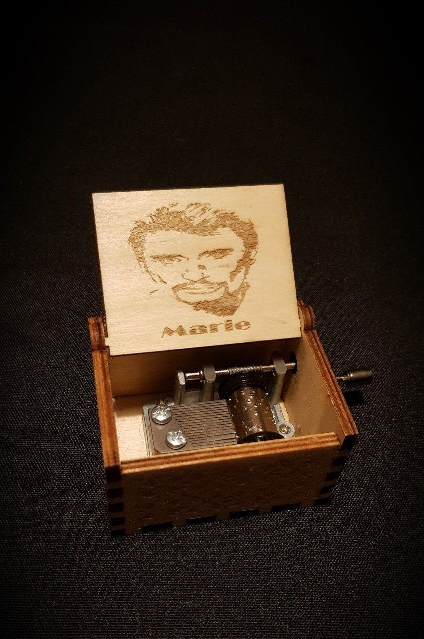 Boîte à musique en bois, Music box Johnny Hallyday - Marie