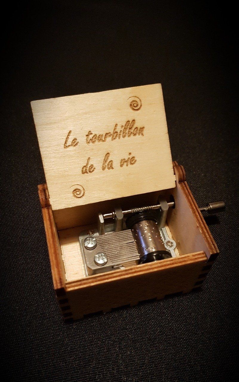 Boîte à musique en bois, Music box Jeanne Moreau / Vanessa Paradis - Le tourbillon de la vie