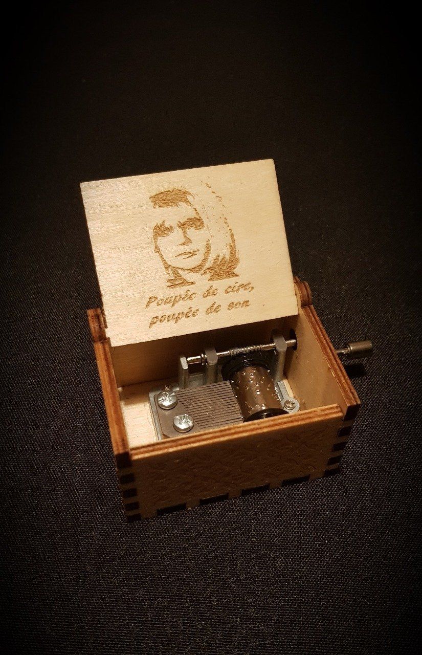 Boîte à musique en bois, Music box France Gall - Poupée de cire, poupée de son