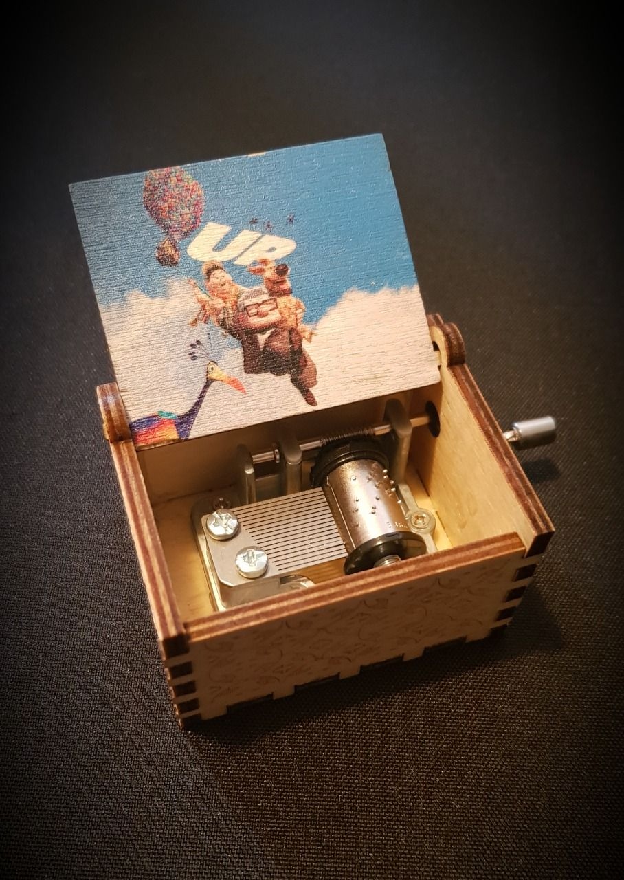 Boîte à musique en bois, Music box Là-Haut 