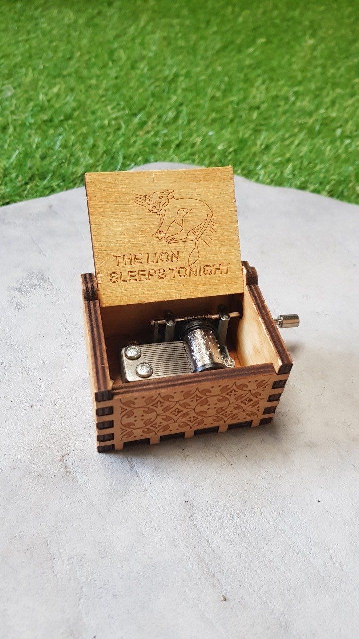 Boîte à musique en bois, Music box Le lion est mort ce soir