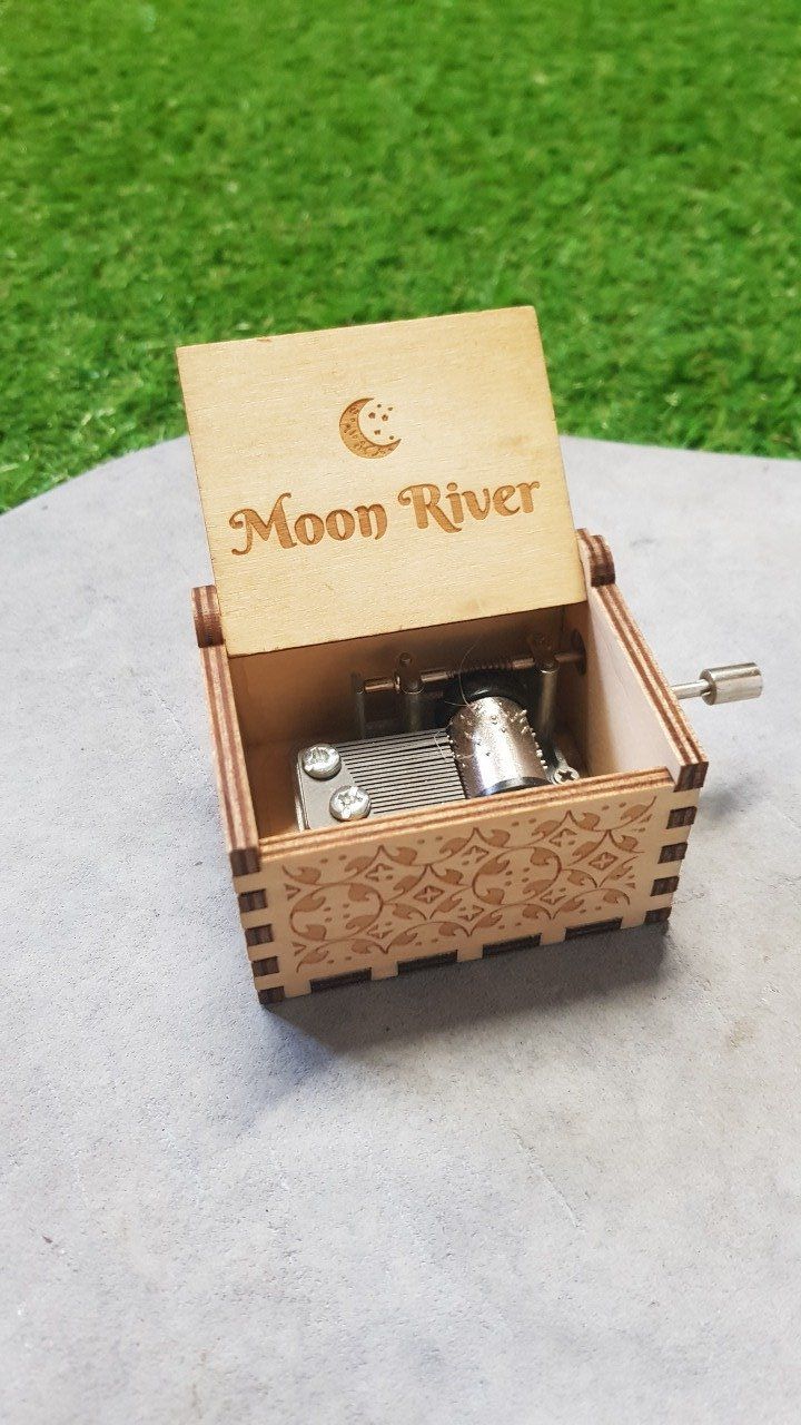Boîte à musique en bois, Music box Audrey Hepburn - Moon River