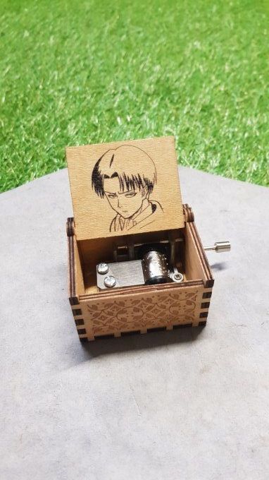 Boîte à musique en bois, Music box SNK L'attaque des titans